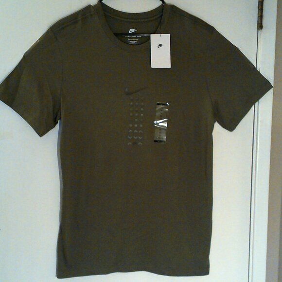 NEW NIKE SPORTSWEAR "Connect 2 Reflective Tee" MEN'S OLIVE T-SHIRT M HQ9246-222 - Picture 1 of 7